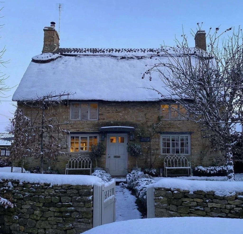 La Magia Invernale delle Cotswolds I Cottage da Sogno Immersi nella Neve 1