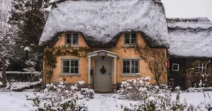 Scopri di più sull'articolo La Magia Invernale delle Cotswolds: I Cottage da Sogno Immersi nella Neve