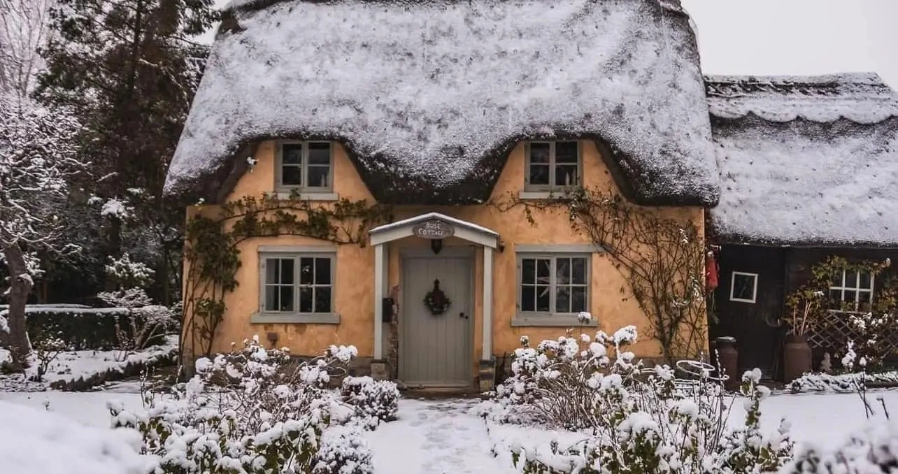 La Magia Invernale delle Cotswolds I Cottage da Sogno Immersi nella Neve 10 copertina