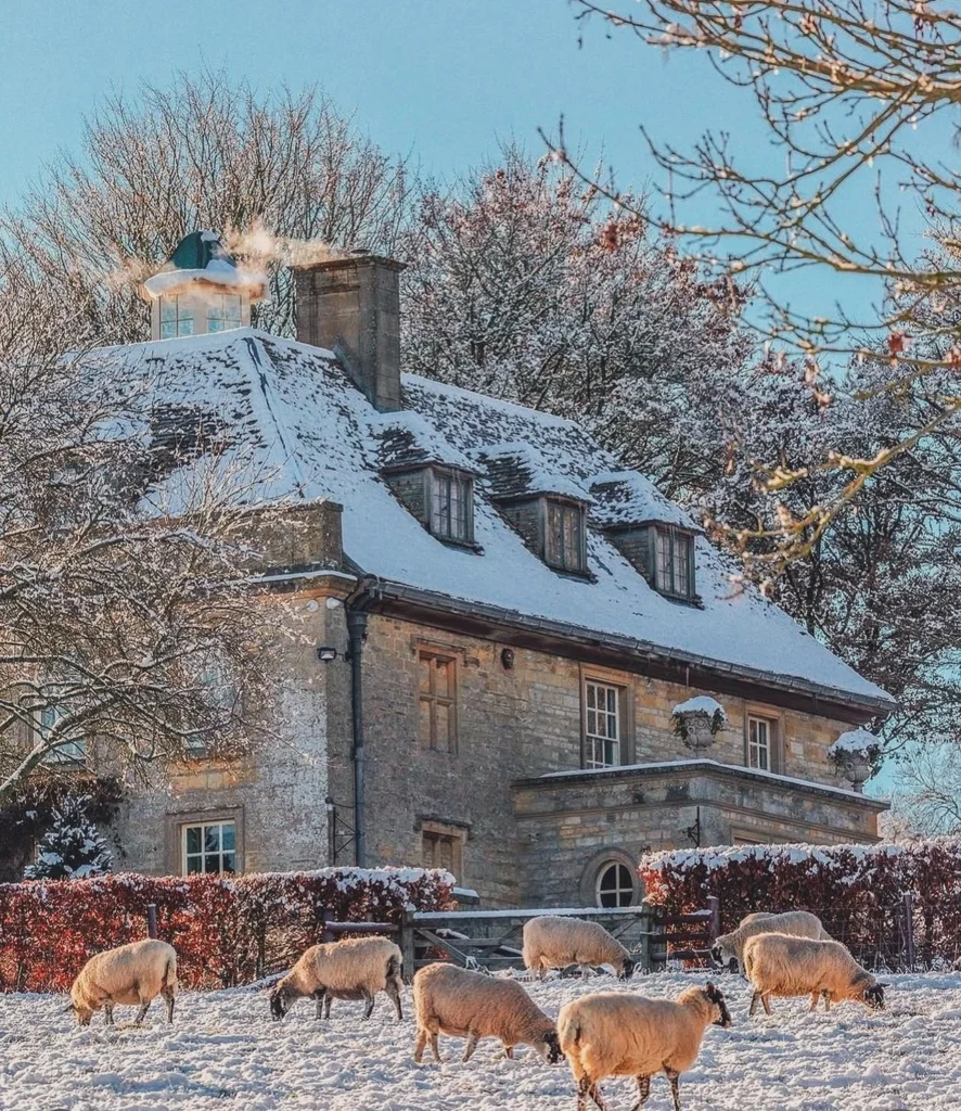 La Magia Invernale delle Cotswolds I Cottage da Sogno Immersi nella Neve 4