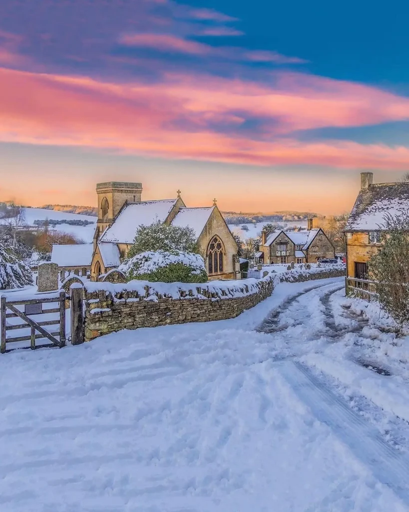 La Magia Invernale delle Cotswolds I Cottage da Sogno Immersi nella Neve 7