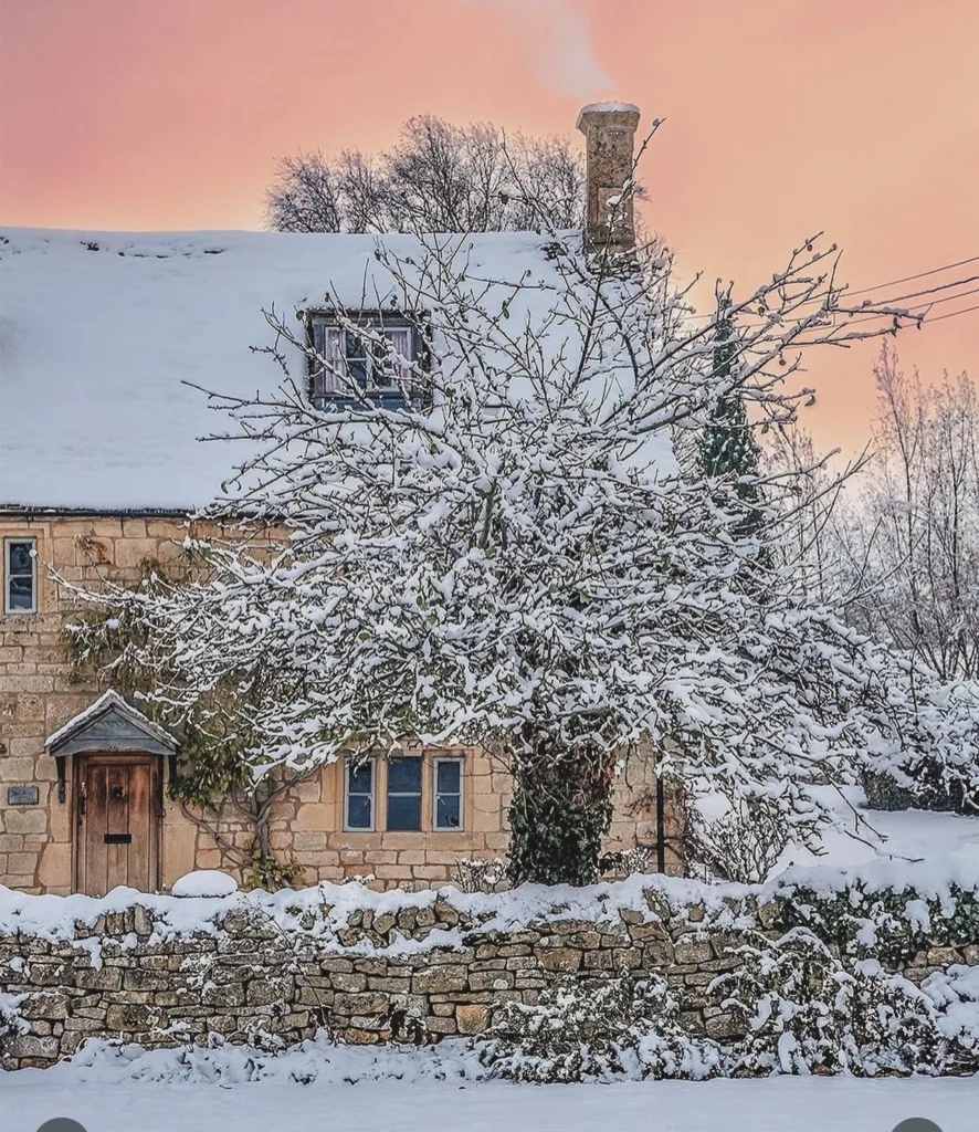 La Magia Invernale delle Cotswolds I Cottage da Sogno Immersi nella Neve 9